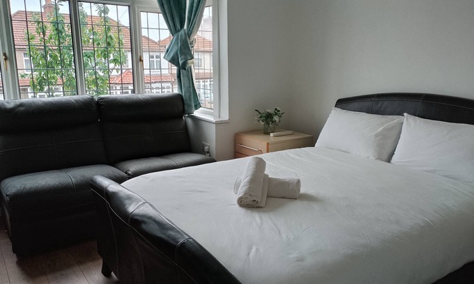 Welling House | 4BR Home Family/Work Stay London