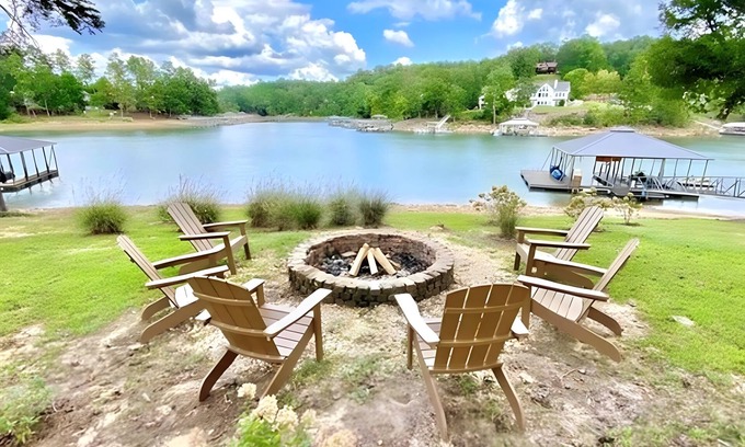 Double Springs House | Unforgettable Getaway: 4BR Lakefront Retreat with Kayaks