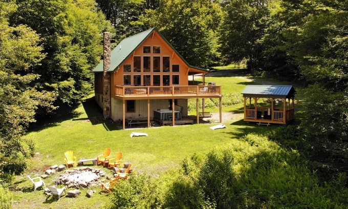 Slaty Fork Cabin | Scenic Vista Cabin Retreat with Hot Tub & Sauna Amenities