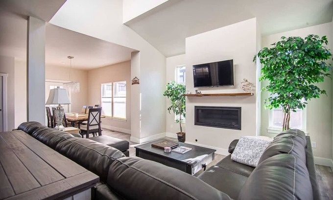 Leadville House | Modern 4BR Retreat with Spa & Breakfast in Leadville