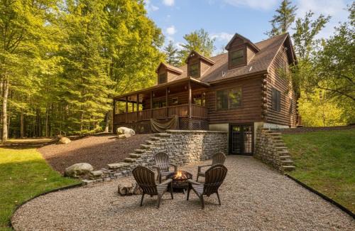 Bartlett House | 4BR Mountain retreat with Ski Base Bikes & Yard