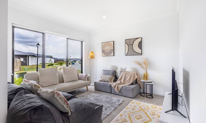 Browns Plains House | Comfortable 4BR Home with Breakfast & Family-Friendly Perks
