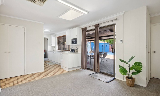 Girrawheen House | Perfect 4BR Pool House Near Shops with Family-Friendly Perks