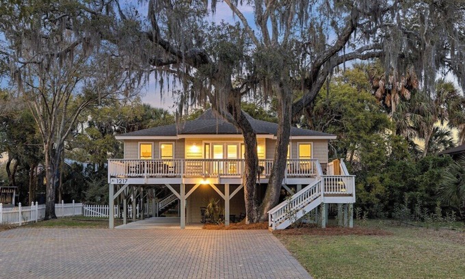 Edisto Island House | Stylish 4BR Retreat - Steps to the Beach with Hot Tub!