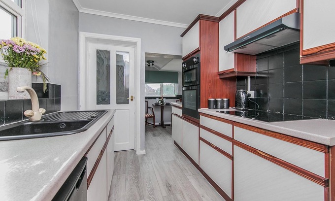 Colchester House | Immaculate 4-Bed House in Colchester with Breakfast Included