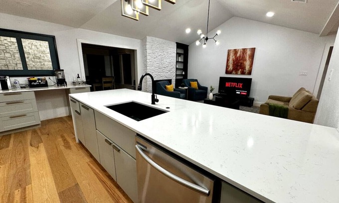 North Austin Civic Association House | Family-Friendly 4BR Retreat with Fast Wifi & Spa Access