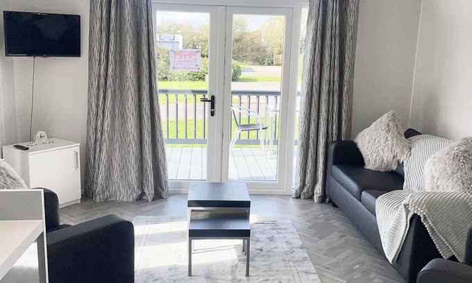 East Drayton Ski Chalet | Top-Rated Modern Chalet in Tuxford with Family Kitchen