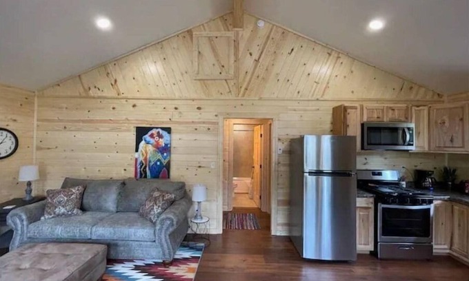 Taos Ski Valley Cabin | Charming 4K River Ranch Cabin with Kitchen & Breakfast