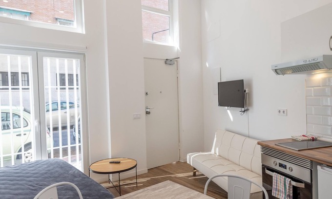 Vista Alegre House | Convenient Stay Near Sol: Metro Access, Wifi & More