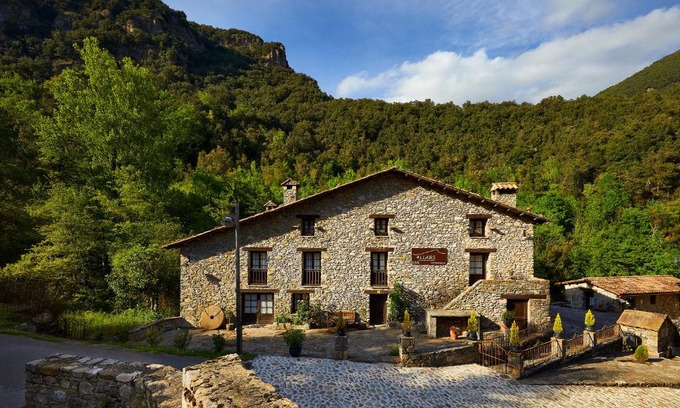 Beget Ski Chalet | Pet-Friendly Oceanfront Retreat with 9.5/10 Guest Rating