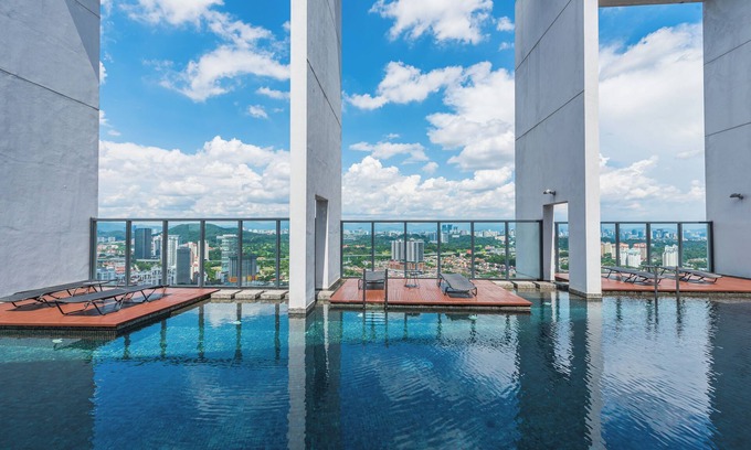 Petaling Jaya Condo | Charming 4Pax Studio with Breathtaking Views & Pool Access