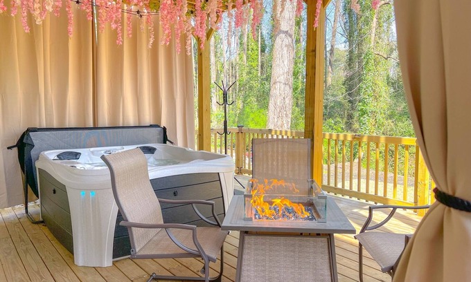 Decatur House | Perfect Getaway Near Ponce Market: Hot Tub & Games Await