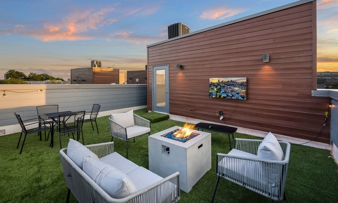 Cedars House | Modern Townhome with Rooftop & Private Garage - 10/10 Rating