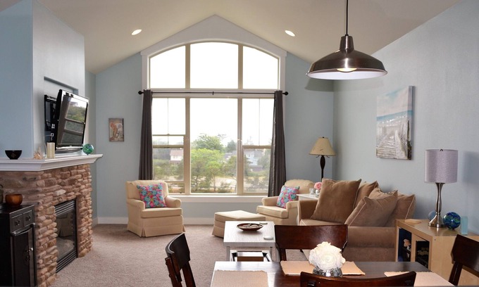 Seaside Condo | Top-Floor Retreat with Scenic River and Tillamook Head Views