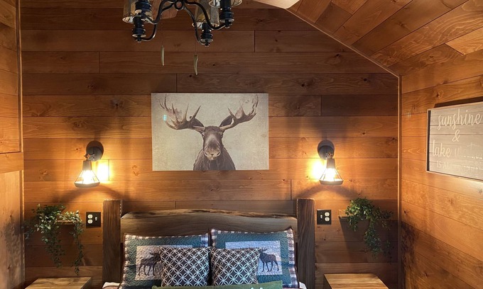 Old Forge Cottage | Unforgettable One Bedroom Cottage at 4th Lake, Old Forge