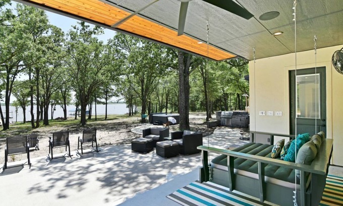 Quinlan House | Unforgettable Getaway: Hot Tub, Kayaks & Lake View Retreat