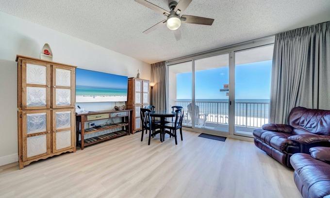 Long Beach Condo | Majestic Condo with Beach Chair Service & Oceanfront View