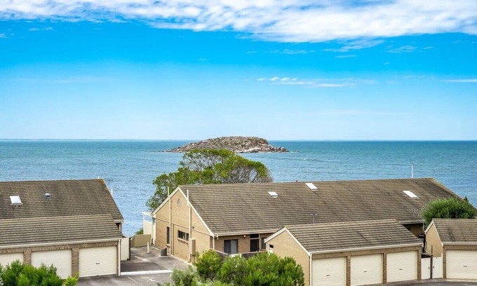 Encounter Bay Apartment | Cozy Apartment with Ocean View and Family-Friendly Amenities