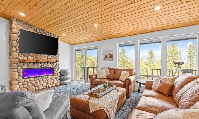 Post Falls Cabin | Inviting Riverfront Cabin with Private Views & Downtown Access