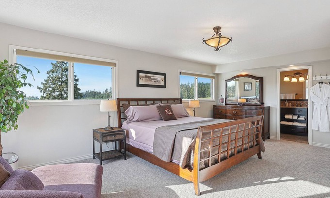 Far West House | 5 Acre Country Estate, Wifi, Beautiful Views, Surrounded by Vineyards & Horses