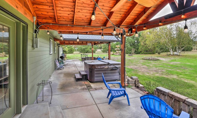 Thurston House | 5-Acre Getaway w/ Mtn View ~ 14 Mi to Eugene!