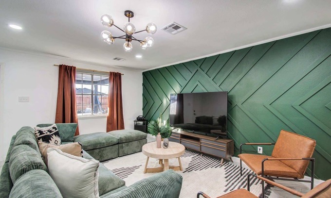 Southbelt/Ellington House | 5-BD,2-BA Tranquil Retreat ft Jacuzzi & Playground