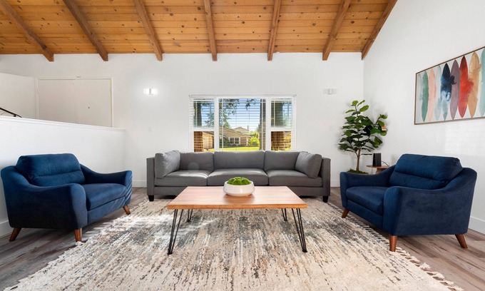Elk Grove House | Spacious 5 BD Home with Pool, Game Room & King Bed