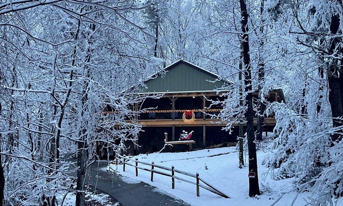 Kodak House | Inviting 5 BDRM Cabin Near Dollywood with Games & Spa!