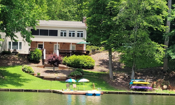 Oconee County House | Beautiful Lakefront Home with Spa & Fishing Access