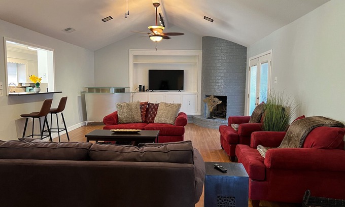 South Side House | Ideal 5-BDRM Stay for Corporate or Vacation Getaways