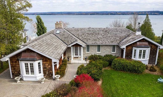 Georgian Bluffs Cottage | Waterfront Shorehouse On The Bay with Free Wi-Fi & BBQ