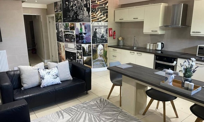 Huyton Apartment | Spacious 5-Bedroom Apartment with Kitchen & Pet-Friendly Perks