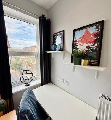 Stoke-on-Trent House | 5 Bed 2 Shower Home