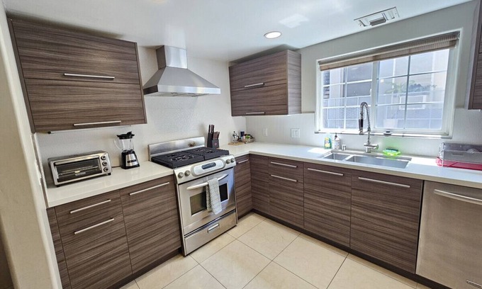 Beverly Grove Apartment | Stunning Beverly Hills Home with Spa & Pet-Friendly Perks