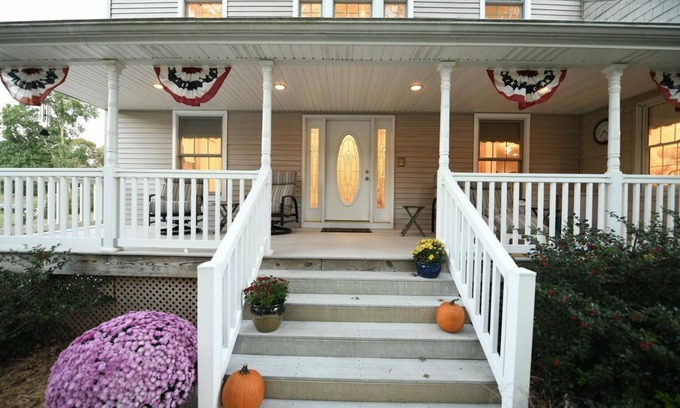 South Haven House | Inviting Retreat: Private Heated Pool & Fire Pit Near Downtown