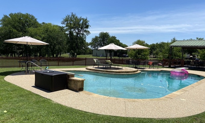 Rockwall House | Idyllic 5 Bed Farmhouse with Pool and Pond for Holidays
