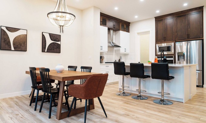 Evanston House | 5 Bed House | Close to Airport| Close to Mountains