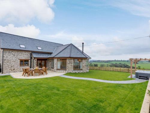 Brayford House | Family-Friendly 5-Bed Retreat in Barnstaple with Hot Tub