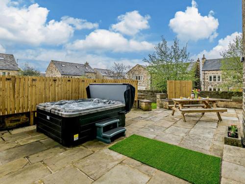 Eldwick House | 5-Bed Retreat in Bingley with Hot Tub & Pet-Friendly Amenities