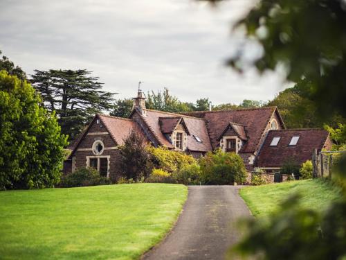 Halmonds Frome House | Cozy 5-Bed Retreat in Bishops Frome - Pet & Child Friendly