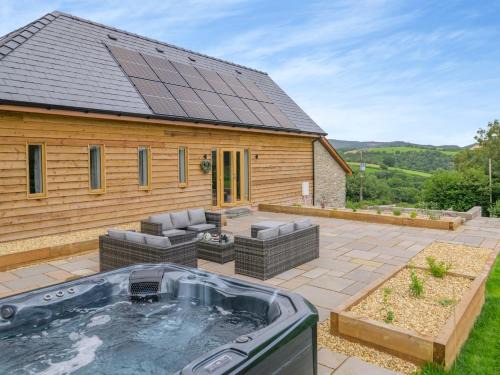 Builth Wells House | Family-Friendly 5 Bed Retreat in Builth Wells with Hot Tub