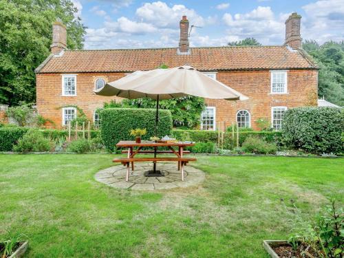 Dereham House | Comfortable 5-Bed Haven in Dereham for Families & Pets