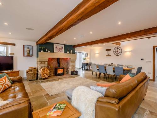 Fourstones Near Bentham House | Welcoming 5-Bed Retreat in Ingleton with Hot Tub