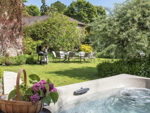 Pulham House | Comfortable 5-Bed Retreat in Minterne Magna for Families