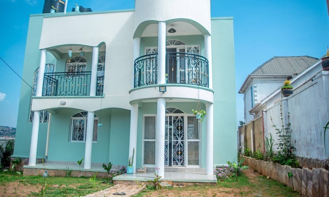 Entebbe Villa | 5-bed Lakeview Villa With Roofterrace and Kidspond