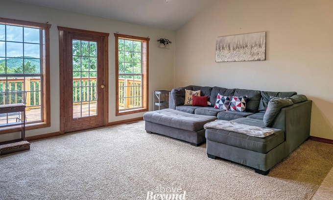 Branson House | 5 bed Mountain View Retreat | Private Pool | Quiet 8 Acres!