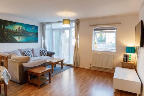 The Westside House | BrumStay UK: 5-Bed Townhouse with Garden & Pet-Friendly