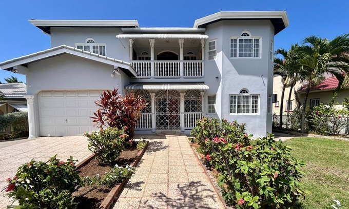 Runaway Bay Villa | Family-Friendly 5-Bed Villa with Pool in Runaway Bay