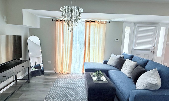 Franklin Park House | 5-bedroom 2 bath home with spacious yard-15 min to O'Hare Airport-Chicago