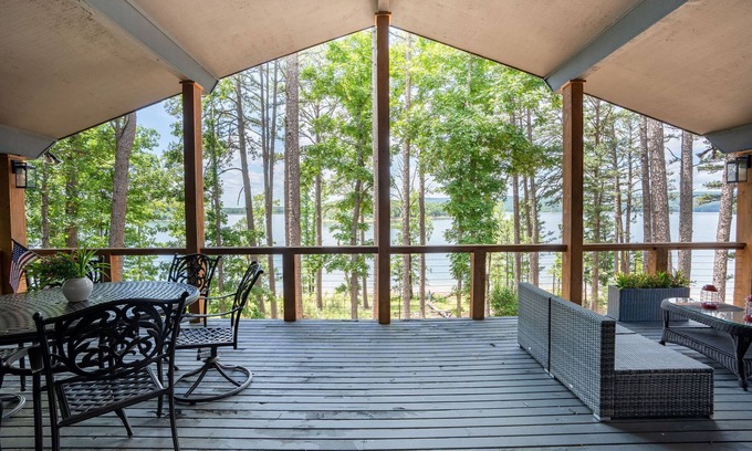 Greers Ferry House | Beautiful 5 Bedroom Lakefront Home at Greers Ferry